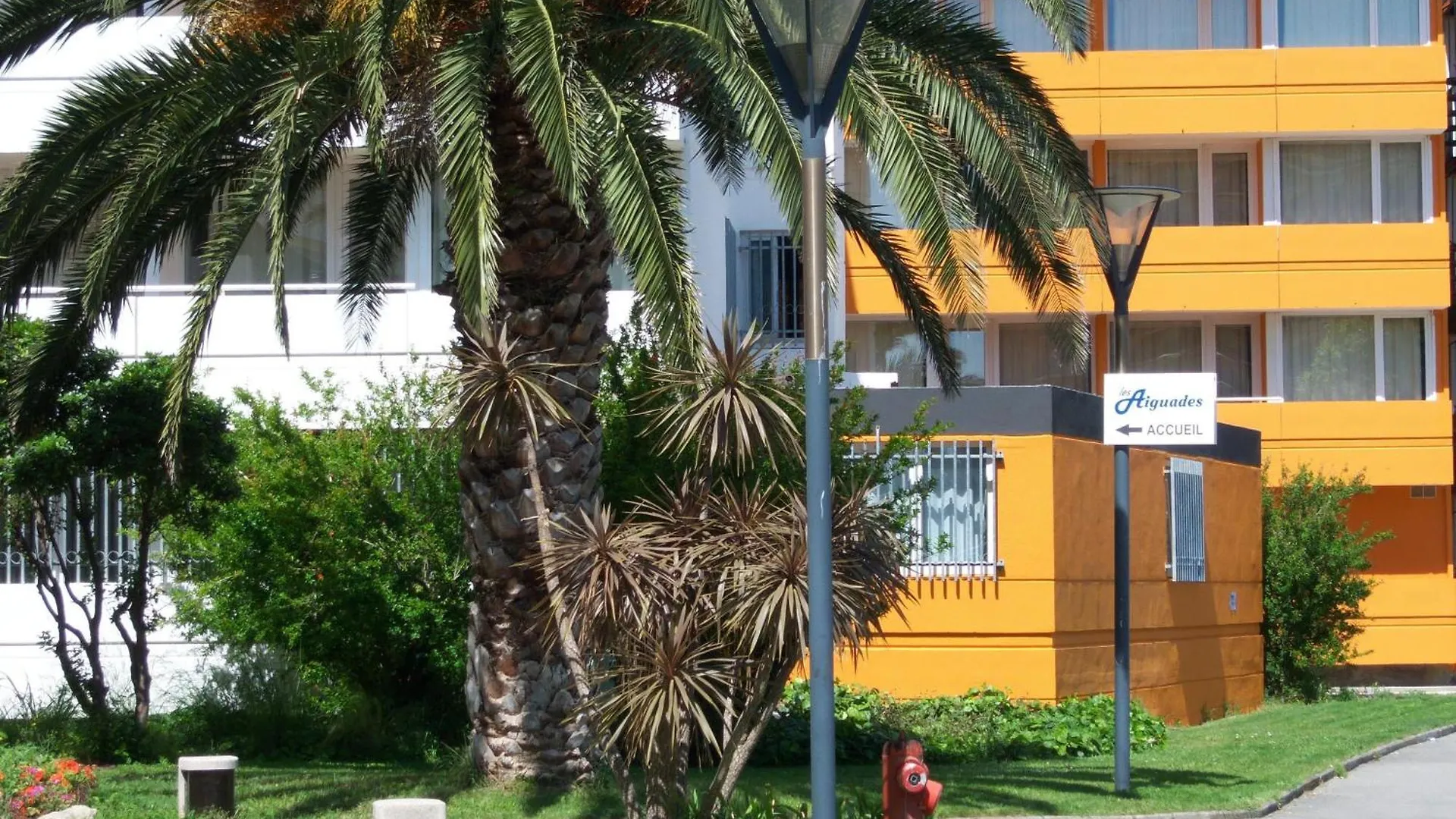 Hotel Residence Les Aiguades Port-de-Bouc 2*,